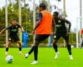 Defesa Kokolo foi a novidade no treino desta quinta-feira