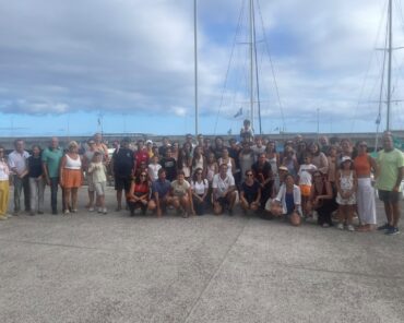 Natação: Família alvi-negra junta-se em passeio de catamarã