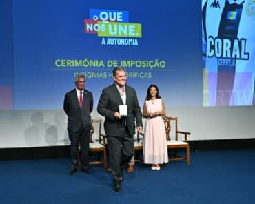 CD Nacional distinguido com Insígnias dos 50 Anos da Autonomia